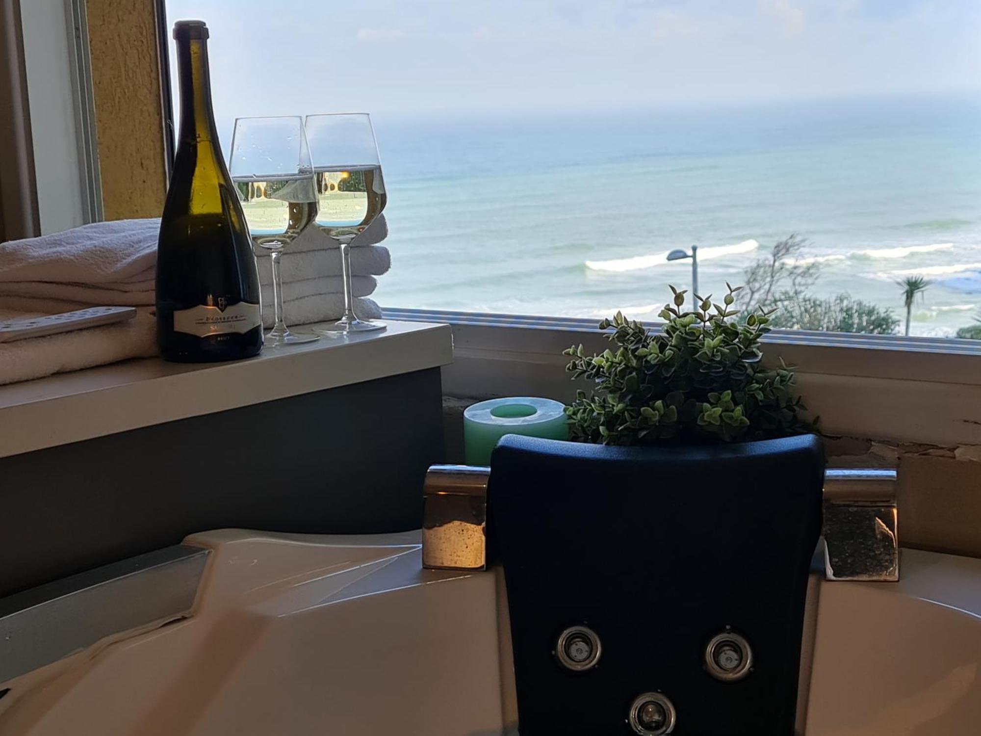 Magic On The Sea-Suites With A Private Jacuzzi And A Private Sea View Нетания Номер фото